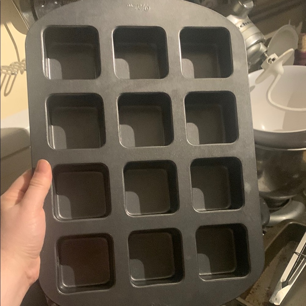 Excellent Almost New Wilton Black Non-Stick Brownie Square/ Muffin Pan